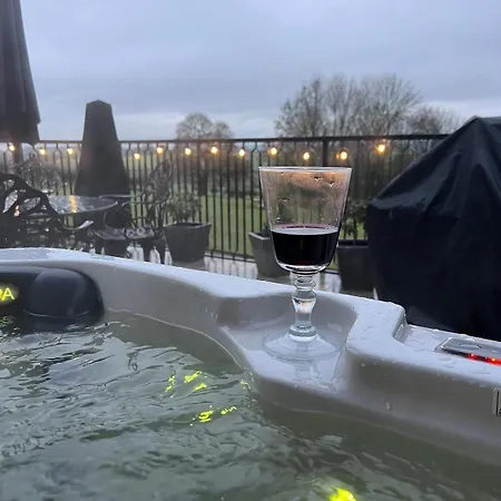 Hétvégi ház Burtree Country House With Secluded Hot Tubs